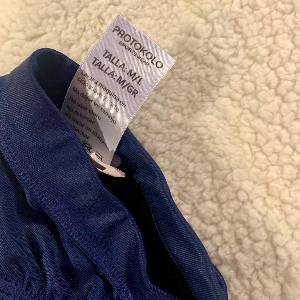 Protokolo Wet Look Keyhole Sports Bra - Picture 5 of 5
